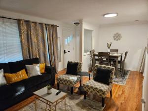 uma sala de estar com um sofá, cadeiras e uma mesa em 3bedroom Home@South Euclid em Cleveland