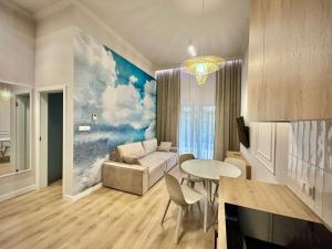 - un salon avec une table et un canapé dans l'établissement NOVA Oasis Garden, à Szczecin