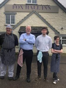 un groupe de personnes debout devant un bâtiment dans l'établissement The Fox Hall Inn, à Richmond