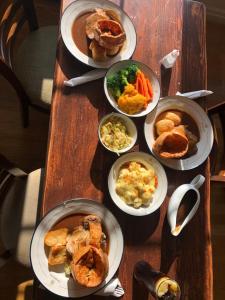 uma mesa de madeira com pratos de comida em The Fox Hall Inn em Richmond