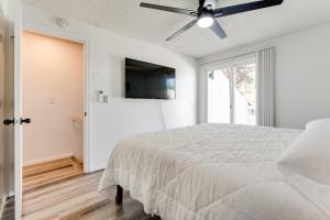 una camera da letto con un letto e una TV a schermo piatto di Modern Retreat near UofO, Autzen Stadium, Amazon Park #2 a Eugene