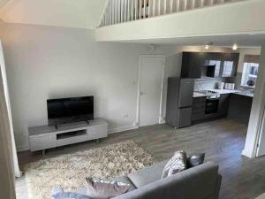 TV at/o entertainment center sa Stylish Property in Nuneaton