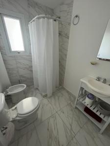 Ένα μπάνιο στο Departamento nuevo con balcón