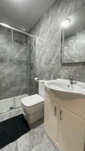 Et badeværelse på A lovely Three bedroom house in Windsor + 25 billeder