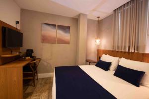 Leblon Design Hotel客房内的一张或多张床位