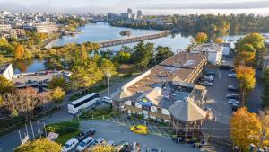 uma vista aérea de uma cidade com um rio em Days Inn by Wyndham Victoria Uptown em Victoria