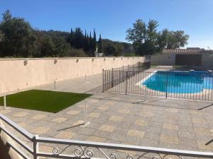 アヴィニョンにあるAppartement «Marrakech » à Avignonの周囲にフェンスを設けたスイミングプール