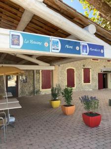 a patio with two potted plants sitting under a roof at Appartement «Marrakech » à Avignon in Avignon