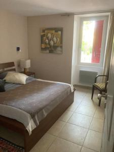 1 dormitorio con cama y ventana en Appartement «Marrakech » à Avignon, en Aviñón