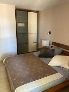 a bedroom with two twin beds and a closet at Appartement «Marrakech » à Avignon in Avignon