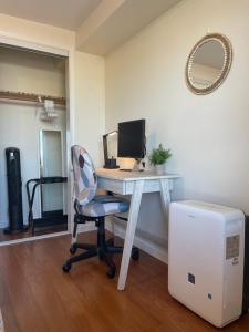 um escritório com uma secretária, um computador e uma cadeira em 9AM Check-in Coastal Getaway - Luxe Suite near Cliff, Lake & Local Shops em Daly City