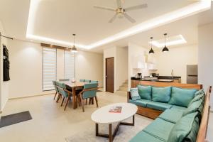 ein Wohnzimmer mit einem Sofa und einem Tisch in der Unterkunft Cenote Korima - Relax in Paradise - Stunning House with Pool in Cancún
