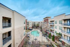 um complexo de apartamentos com um pátio com uma piscina em Stylish 2BR/2BA Apt Near NRG, Gym, Pool, Pets Ok. em Houston