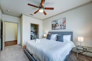 um quarto com uma cama grande e uma ventoinha de tecto em Stylish 2BR/2BA Apt Near NRG, Gym, Pool, Pets Ok. em Houston