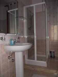 a bathroom with a sink and a shower at Il Glicine in Capo dʼOrlando