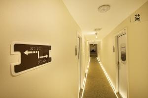 un couloir avec une horloge sur le mur dans l'établissement Sri Langit Hotel KLIA, KLIA 2 & F1, à Sepang