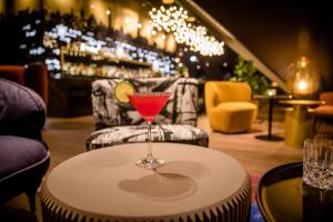 Ein Sitzbereich in der Unterkunft Motel One Ulm