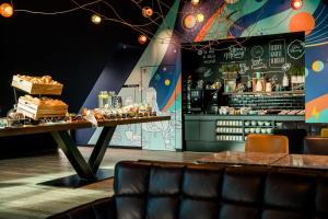 Lounge oder Bar in der Unterkunft Motel One Ulm