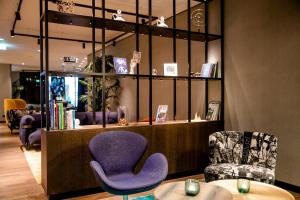 Ein Sitzbereich in der Unterkunft Motel One Ulm