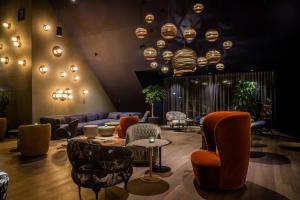 Ein Sitzbereich in der Unterkunft Motel One Ulm