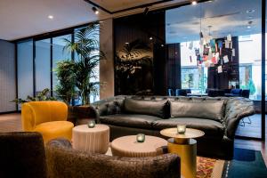 Ein Sitzbereich in der Unterkunft Motel One Ulm