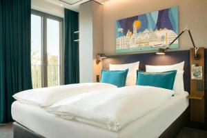 Ein Bett oder Betten in einem Zimmer der Unterkunft Motel One Ulm