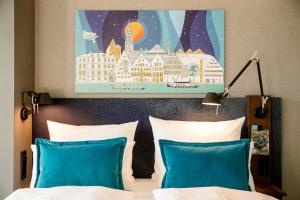 Ein Sitzbereich in der Unterkunft Motel One Ulm