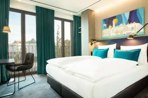 Ein Bett oder Betten in einem Zimmer der Unterkunft Motel One Ulm