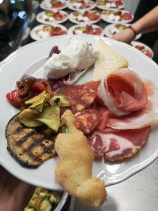 um prato branco de comida numa mesa em Azienda Agricola Ausono em Piaggine