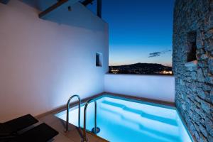 Bazén v ubytovaní Hosting Moments Private Pool Holiday Home alebo v jeho blízkosti