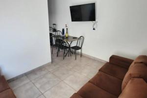 salon z kanapą i stołem w obiekcie North Park 388 w mieście Campo Grande