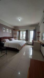 ein großes Schlafzimmer mit einem großen Bett darin in der Unterkunft Studio at Galeri Ciumbuleuit Apartment 2 in Bandung