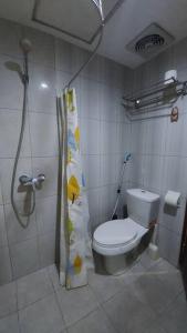 ein Bad mit einem WC und einer Dusche in der Unterkunft Studio at Galeri Ciumbuleuit Apartment 2 in Bandung