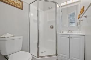 y baño con ducha, aseo y lavamanos. en Lovely Renovated 1Bdrm 1Bath Getaway, en Ocean City