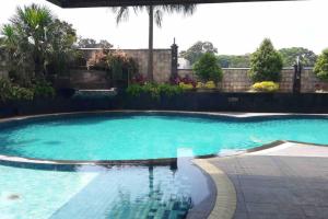 einen Pool mit blauem Wasser im Hof in der Unterkunft Super Executive G Setiabudi 2BR 1BA - code 15 in Bandung