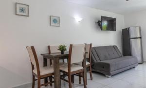 sala de estar con mesa, silla y sofá en 1209 Beautiful Beach Studio on Hotel Zone, en Cancún