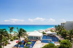 una vista aérea de un complejo con piscina y océano en 1209 Beautiful Beach Studio on Hotel Zone, en Cancún