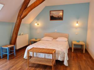 ein Schlafzimmer mit einem Bett und zwei Tischen in der Unterkunft Guestroom Cravant, 1 pièce, 2 personnes - FR-1-590-301 in Cravant