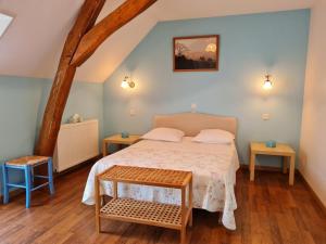 Rúm í herbergi á Guestroom Cravant, 1 pièce, 2 personnes - FR-1-590-301