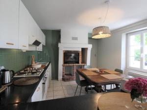 Kitchen o kitchenette sa Gîte Blaison-Saint-Sulpice, 3 pièces, 4 personnes - FR-1-622-1