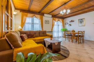 O zonă de relaxare la Apartment in Tribalj 33528