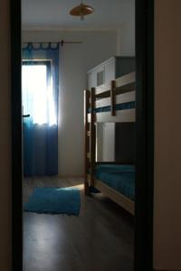 1 dormitorio con litera y espejo en Secluded fisherman's cottage Cove Zincena, Pasman - 12982, en Tkon