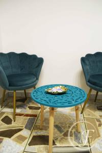 dos sillas y una mesa con un plato. en Fenty Guest House en Roma