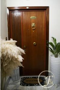 una puerta de madera en una habitación con una maceta en Fenty Guest House en Roma