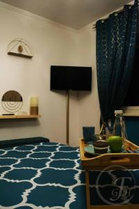Habitación de hotel con cama y mesa con TV en Fenty Guest House en Roma