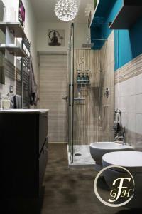 uma casa de banho com um chuveiro, um WC e um lavatório. em Fenty Guest House em Roma