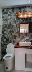 A bathroom at Cuenca -Sucre Suites Modern Lux