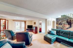 sala de estar con sofá, sillas y TV en CJ Estates en Waldorf