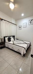 ein Schlafzimmer mit einem großen Bett in einem Zimmer in der Unterkunft Villa Las Palmeras South Miami in Miami