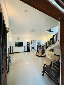 un hall vide avec des escaliers et une horloge dans l'établissement Iconic Villa, à Ahangama